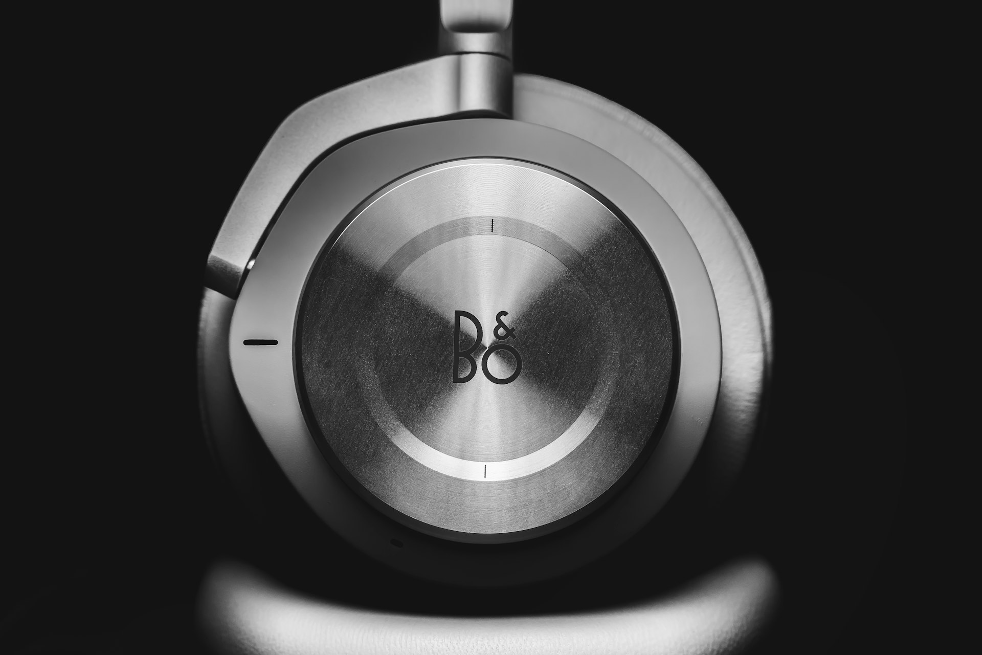 Discover the Power of Adaptive Noise-Cancellation Earbuds Enhanced by AI Tuning