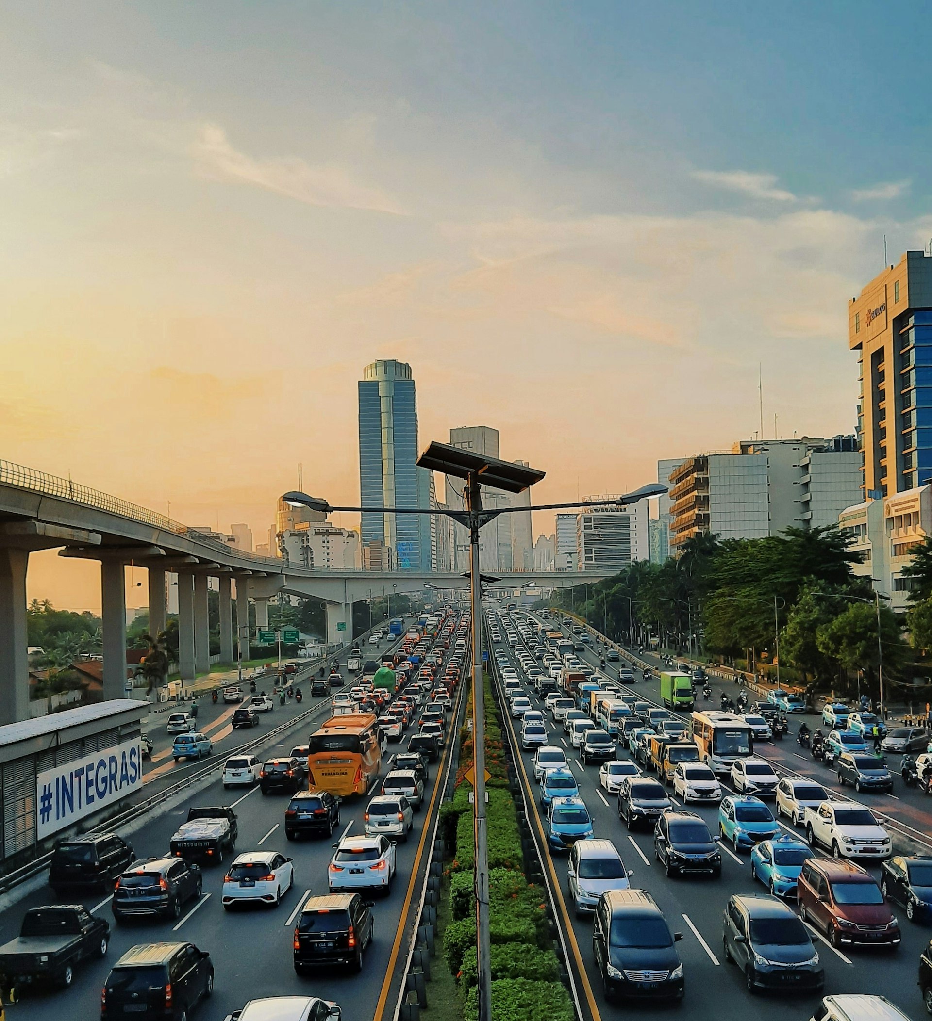 AI-Driven Traffic Management: Shaping Smarter, Safer Cities in 2025 and Beyond